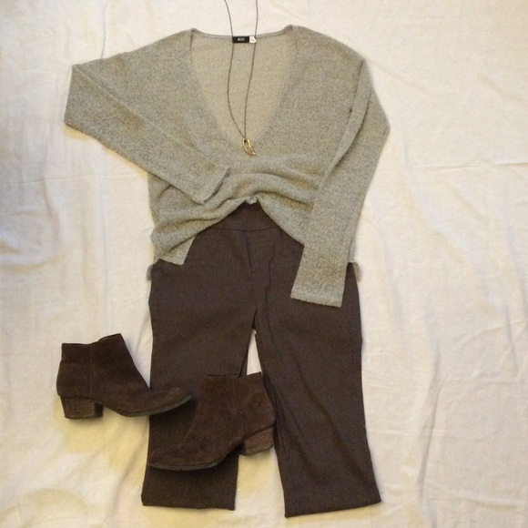 Lose v-neck gray sweater (shirt only) - Picture 1 of 3